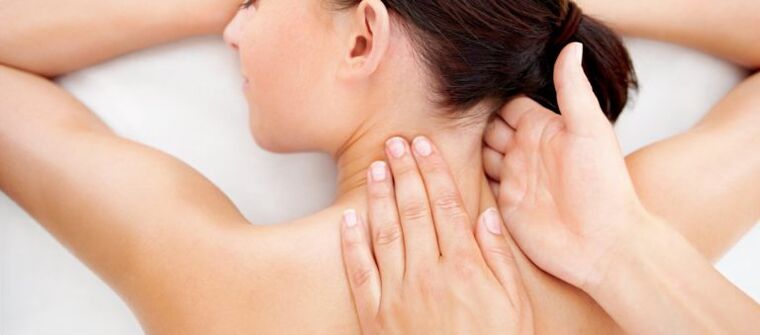 Nagdadala ng therapeutic massage para sa pag-iwas sa cervix osteochondrosis