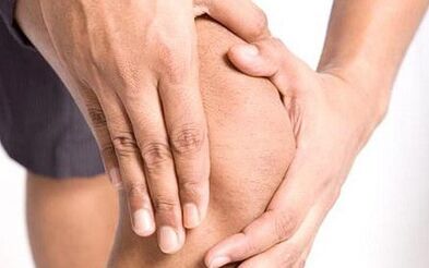 Kung paano ang arthrosis ng magkasanib na tuhod ay nagpapakita mismo